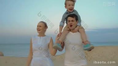斯坦尼康拍摄的幸福的家庭走在海滩上母亲握着儿子的手坐在父亲的肩膀上